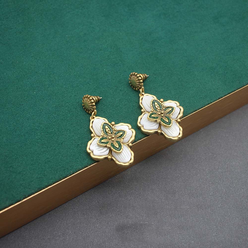 Second-hand jewelry natural white butterfly shell four-leaf clover earrings enamel earrings Western retro petal earrings