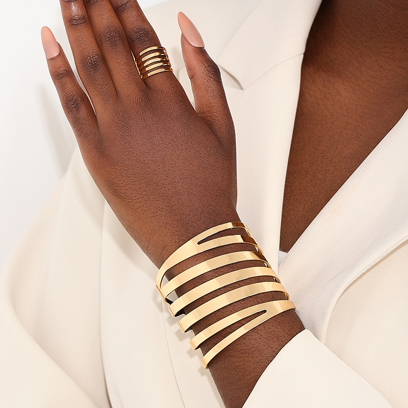 1 set of fashionable exaggerated ins style metal wide hollow retro line women's open bracelet ring jewelry set